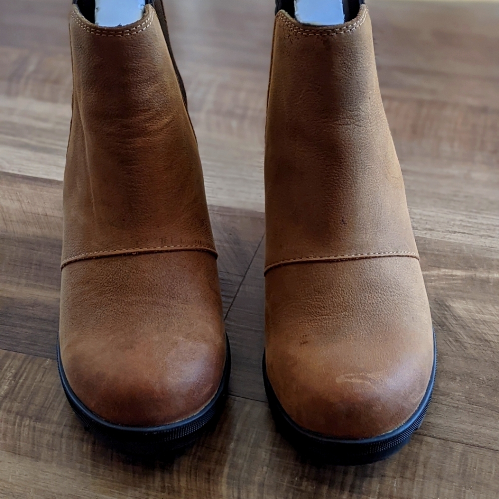 Excellent condition Joan of Artic Wedge II Chelsea booties